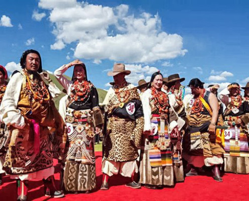 New images show some local Tibetans with animal furs, standing on a huge red carpet during a Chinese official event in Driru County, eastern Tibet. Poto: TPI