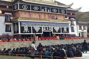 Villagers gather at Soktsang monastery in Thangkor town, Dzoege county, to make their pledges, Oct. 8, 2015. (Photo courtesy of an RFA listener)