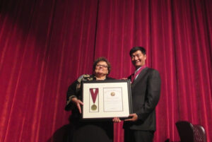 Dr. Janet Dudley-Eshbach,President of the University, presenting the Presidential Medal to Sikyong Dr. Lobsang Sangay, 13 October 2015.
