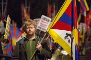 Paul Golding of the Tibet Society calls for Xi Jinping to respect freedom and human rights during a protest on October 20th, 2015 (Si Gross/Epoch Times)