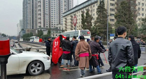 Tibetans petition in southwest China's Chengdu for the return of land seized by local government, Jan. 28, 2015. 64TianWang